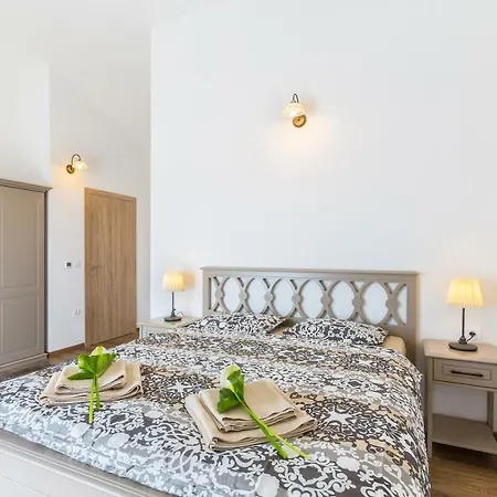Golden Sun Villa *