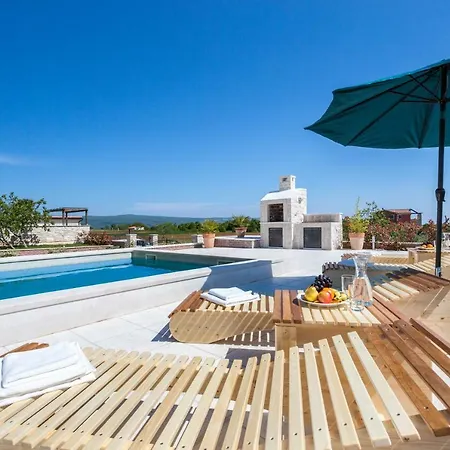 Golden Sun Villa Rebici